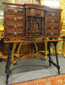 ARM169 - Cabinet/coin cabinet with table, 18th century, cm L 135 x H 155 x D 44
